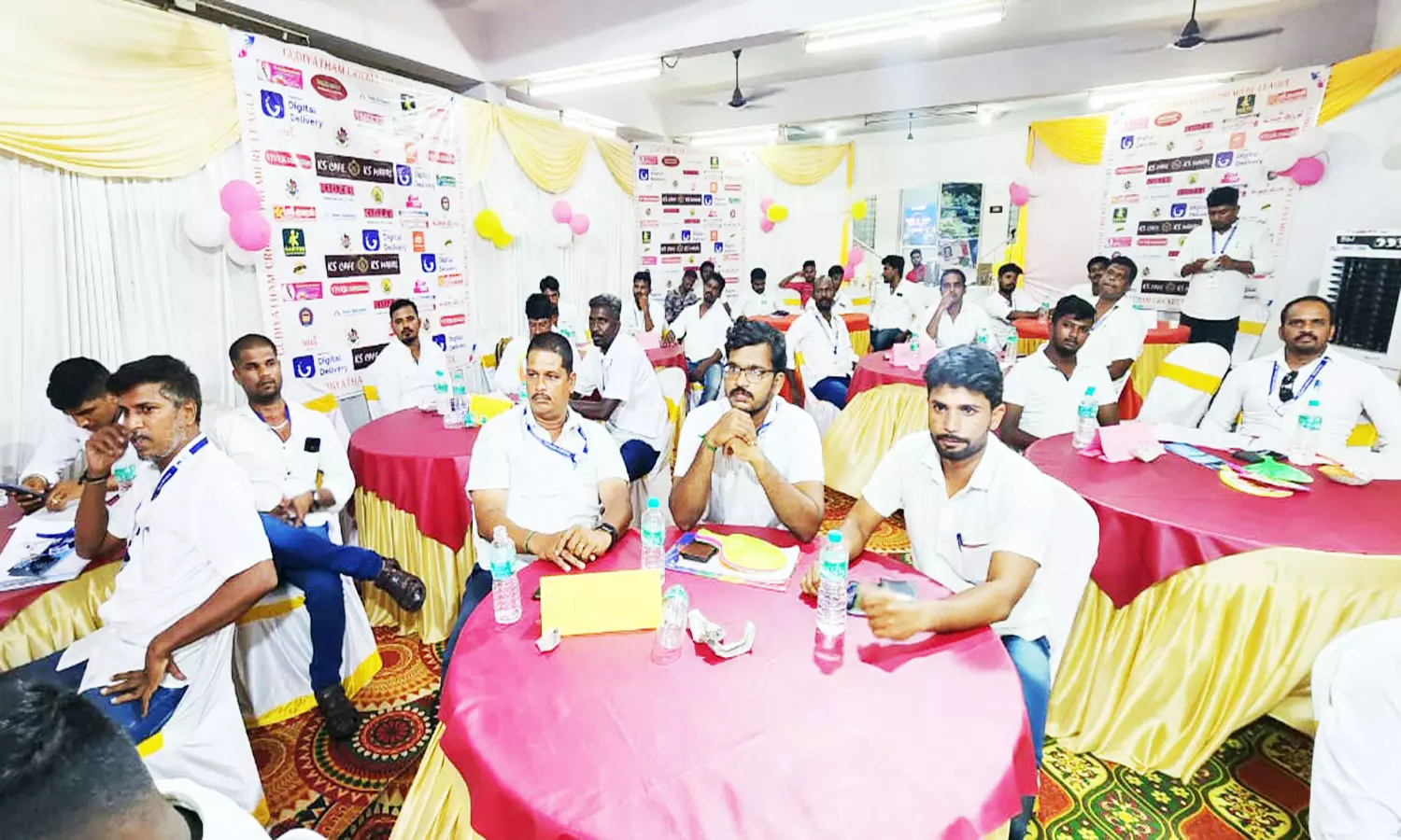 ஐ.பி.எல். போட்டிகள் போல் கிரிக்கெட் வீரர்கள் ஏலம் ஐ.பி.எல். போட்டிகள் போல் கிரிக்கெட் வீரர்கள் ஏலம்