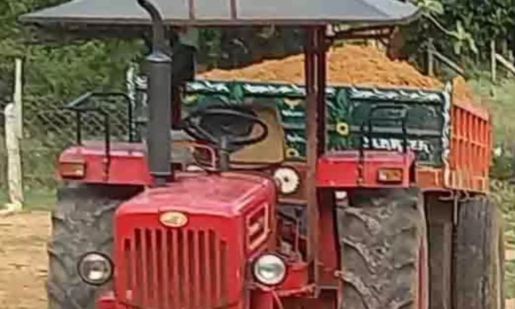 டிப்பருடன் டிராக்டர் பறிமுதல் டிப்பருடன் டிராக்டர் பறிமுதல்