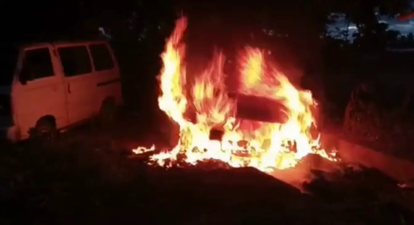 துடியலூர் அருகே தீப்பிடித்து எரிந்து கார் துடியலூர் அருகே தீப்பிடித்து எரிந்து கார்