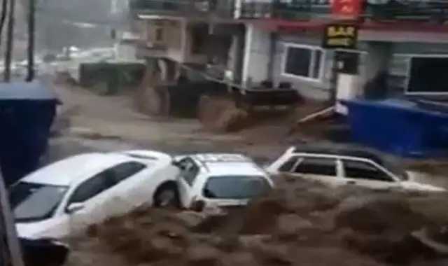 இமாச்சல பிரதேசத்தில் கடும் வெள்ளப்பெருக்கு: அடித்துச் செல்லப்படும் கார்கள்- பதற வைக்கும் வீடியோ காட்சி