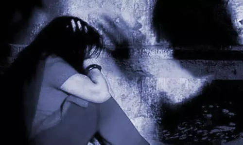 ஓவியம் வரைய கற்றுத்தந்த போது 10-ம் வகுப்பு மாணவியை பலாத்காரம் செய்த பள்ளி உதவியாளர்