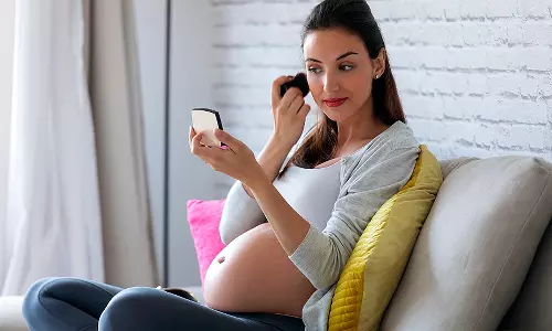 கர்ப்பகாலத்தில் மேக்கப் போடுவதால் கருவுக்கு பாதிப்பு ஏற்படுமா?