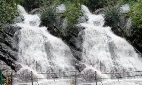 கவியருவியில் கடும் வெள்ளப்பெருக்கு- சுற்றுலா பயணிகள் குளிக்க தடை நீடிப்பு