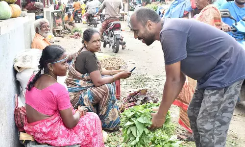 தக்காளி, காய்கறி விலை உயர்வால் எலுமிச்சை, புளி சாதத்துக்கு மாறிய நடுத்தர மக்கள்