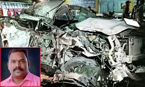 வானூர் அருகே தனியார் பஸ் கார் மீது மோதி விபத்து- புதுவை ஒப்பந்ததாரர் பலி