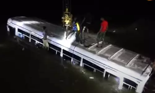 இலங்கையில் ஆற்றுக்குள் பஸ் கவிழ்ந்து 11 பேர் பலி: 20-க்கும் மேற்பட்டவர்கள் படுகாயம்