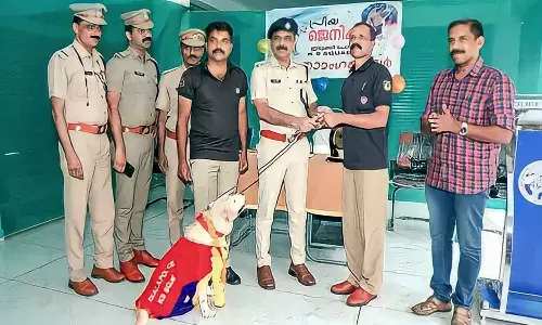 பணி ஓய்வு பெற்ற போலீஸ் மோப்ப நாய்க்கு மாலை அணிவித்து மரியாதை