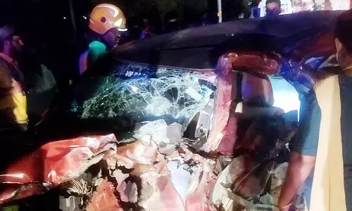 திருமங்கலம் அருகே கார் மீது வேன் மோதல்- பெண் உள்பட 2 பேர் பலி