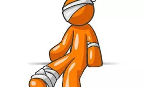 நெல் மூட்டைகள் சரிந்து விழுந்ததில் தொழிலாளி படுகாயம்