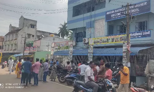 ஆசிரியர் தாக்கியதில் மாணவன் காயம்- தனியார் பள்ளி முற்றுகை