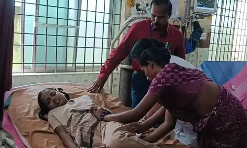 குடியாத்தம் அருகே அரசு பள்ளியில் 7-ம் வகுப்பு மாணவியை பாம்பு கடித்தது