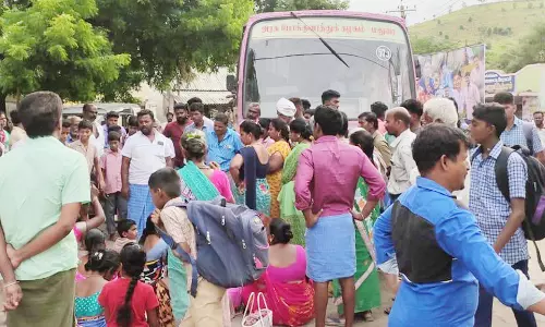 கிராம மக்கள் பஸ்சை மறித்து திடீர் சாலை மறியல்