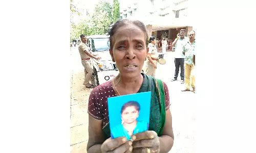 திண்டுக்கல் கலெக்டர் அலுவலகத்தில் பேத்தியை மீட்டு தரக்கோரி தீக்குளிக்க முயன்ற பெண்