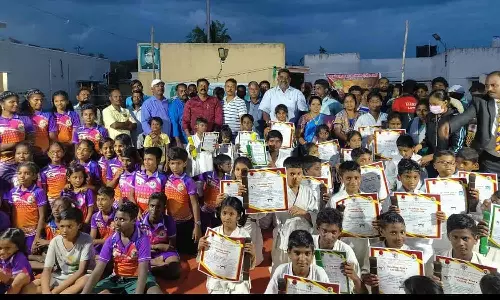 கராத்தே பயிற்சி பெற்ற மாணவர்களுக்கு சான்றிதழ்