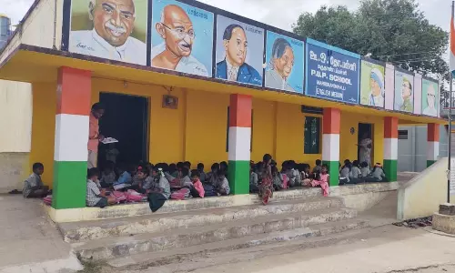 அரசு பள்ளியில் கழிப்பிடம் வசதி இல்லாததால் மாணவர்கள் அவதி