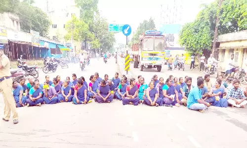 துப்புரவு பெண் தொழிலாளர்கள் சாலை மறியல்