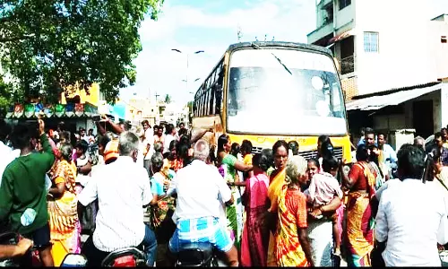 கழிவுநீர் செல்ல வழி இல்லாததால் பொதுமக்கள் சாலை மறியல்