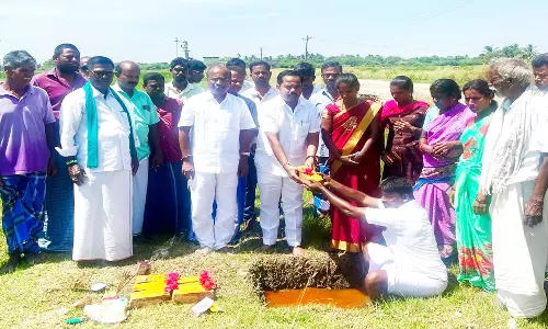 ரூ.20 லட்சம் மதிப்பீட்டில் சாலை, சிறுபாலம் கட்டும் பணி