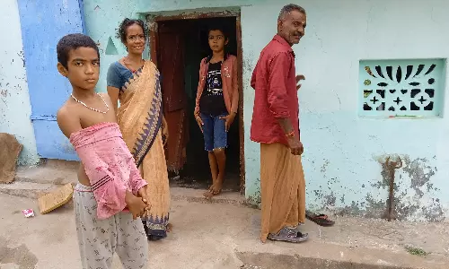 15 ஆண்டுகளாக வீட்டில் மின் இணைப்புக்காக போராடும் கூலித் தொழிலாளி