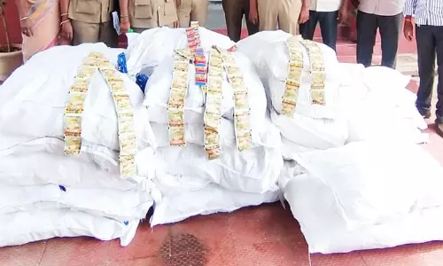 ரூ.4 லட்சம் புகையிலையுடன் வந்த கார் கவிழ்ந்து விபத்து