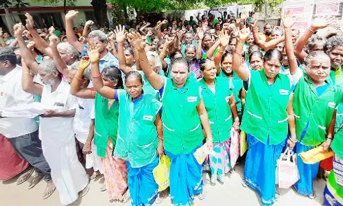 துப்புரவு பணியாளர்கள் போராட்டம்