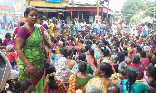 திருக்கனூர் அருகே பெண்கள் சாலை மறியல்