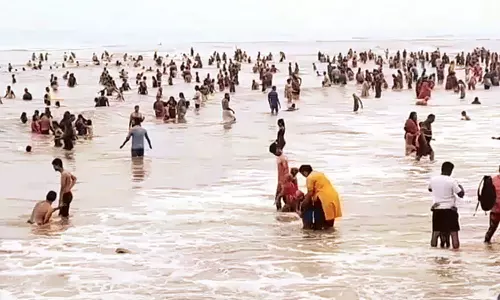 வேளாங்கண்ணி கடற்கரையில் குவிந்த சுற்றுலா பயணிகள்