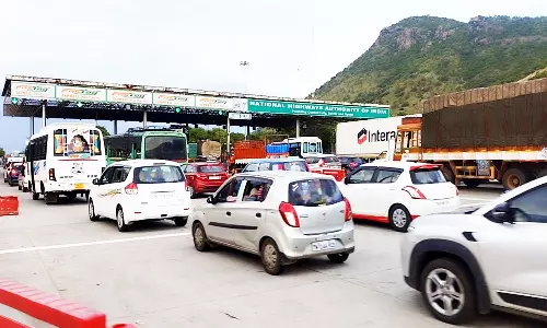 சோதனை சாவடியில் அணிவகுத்து நின்ற வாகனங்கள்