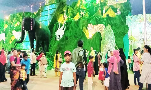 ராட்சத ராஜாளி பறவை வரவேற்கும் பிரம்மாண்ட அரங்குகளுடன் பொருட்காட்சி