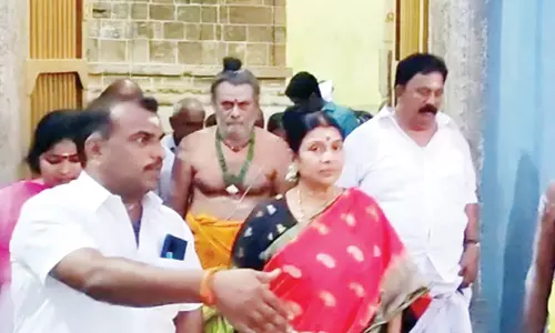 சட்டைநாதர் கோவிலில் துர்கா ஸ்டாலின் தரிசனம்