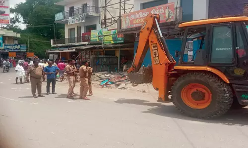 இளம்பிள்ளையில் ஆக்கிரமிப்பு அகற்றும் பணி தீவிரம்