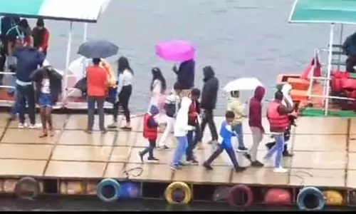 ஊட்டி தாவரவியல் பூங்காவில் குவிந்த சுற்றுலா பயணிகள்