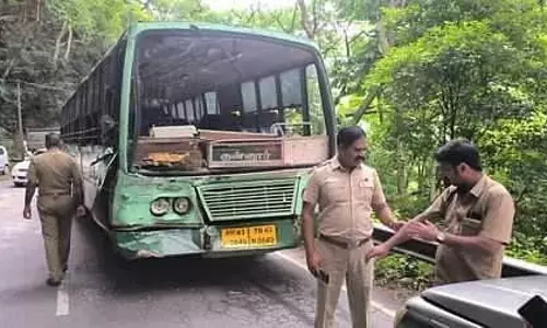 பா்லியாறு அருகே அரசு பஸ்-லாரி நேருக்கு நேர் மோதல்