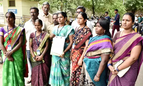 கலெக்டர் அலுவலகத்திற்கு திரண்டு வந்த கிராம மக்கள்