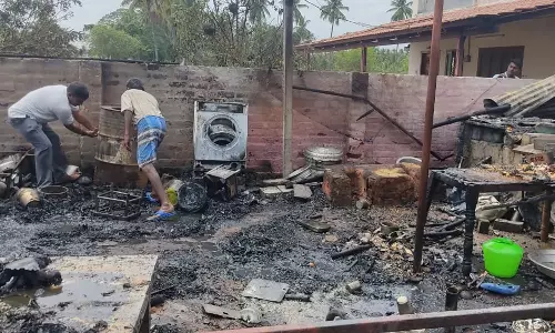 ஆப்பக்கூடல் பகுதியில் ஓட்டலில் தீ விபத்து