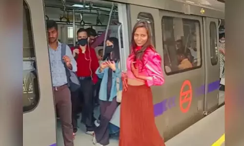 தடையை மீறி, டெல்லி மெட்ரோ நடைமேடையில் நடனமாடிய பெண்- சமூக வலைதளங்களில் கண்டனம் குவிகிறது