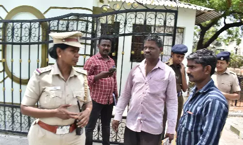 பொதுக் கழிப்பிடம் கட்டித்தர கோரி 2 ஆண்டுகளாக போராடுகிறேன்- ஈரோடு கலெக்டர் அலுவலகத்தில் தீக்குளிக்க முயன்ற வாலிபர்