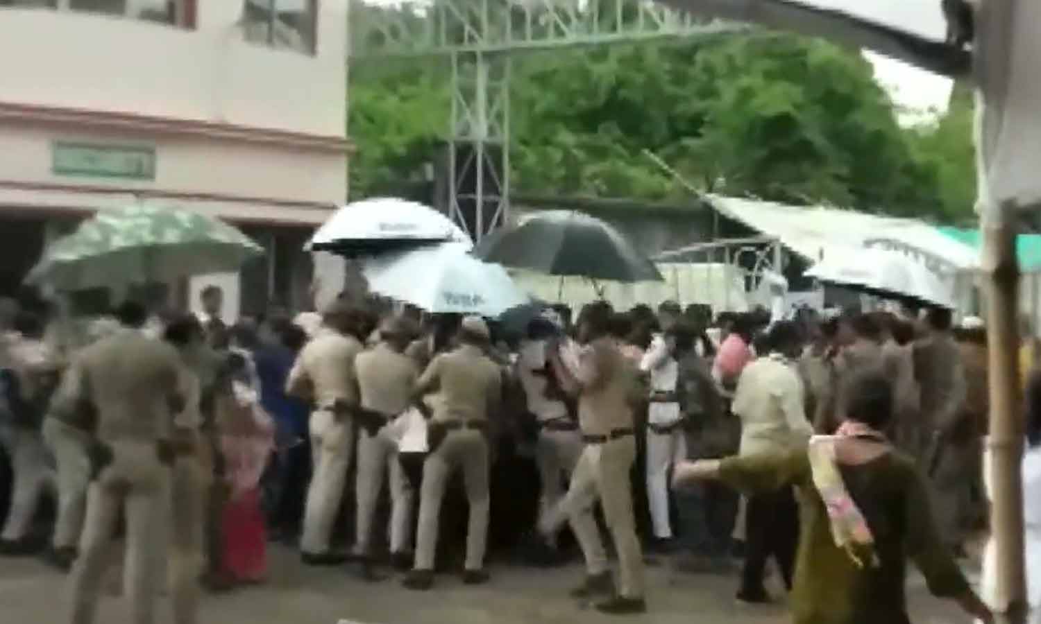 மேற்கு வங்காளம்: வாக்கு எண்ணிக்கை நடைபெறும் இடத்தில் தடியடி