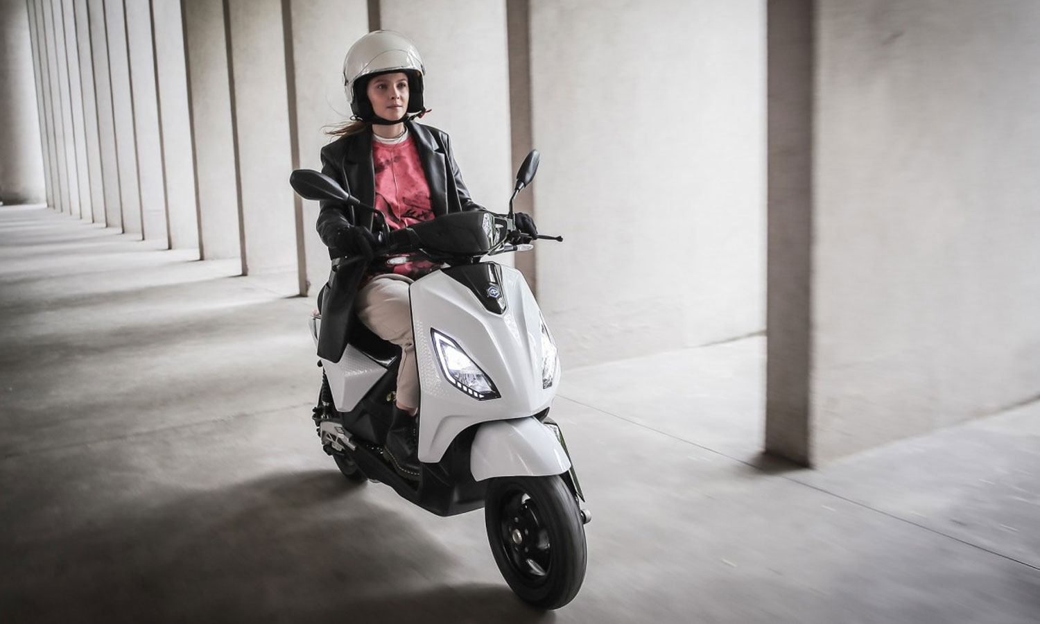 100 கிமீ ரேன்ஜ் கொண்ட பியாஜியோ எலெக்ட்ரிக் ஸ்கூட்டர் இந்தியாவில் அறிமுகம்