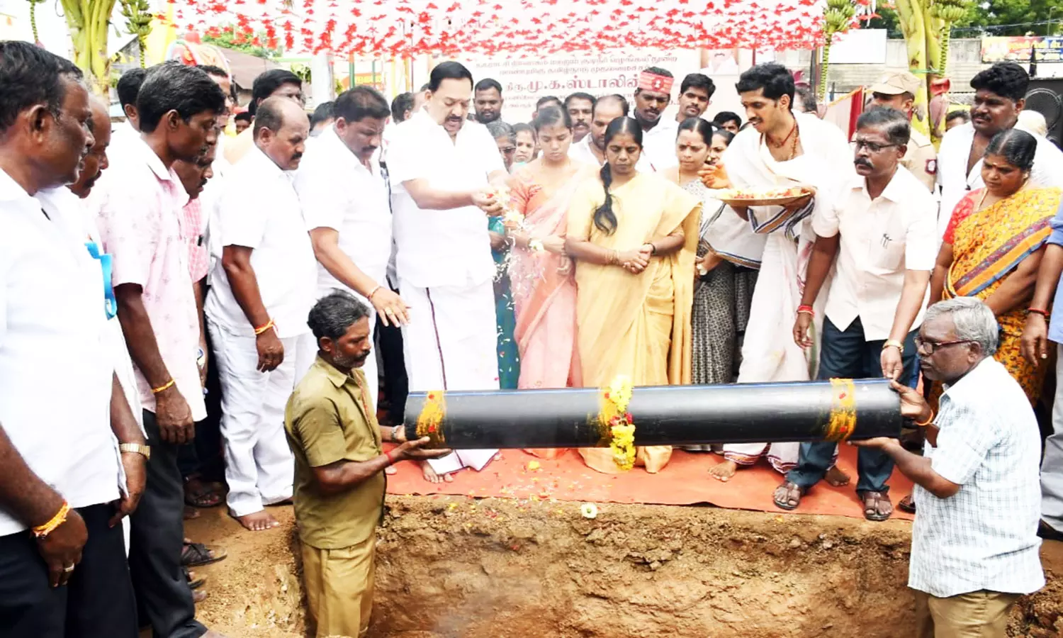 அம்மூரில் குடிநீர் குழாய் அமைக்கும் பணி அம்மூரில் குடிநீர் குழாய் அமைக்கும் பணி