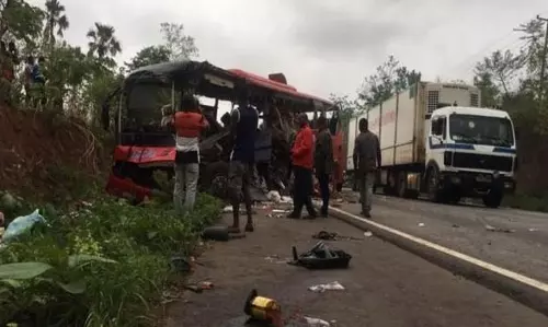 தென்மேற்கு நைஜீரியாவில் பேருந்து- லாரி மோதி விபத்து: 20 பேர் பலி