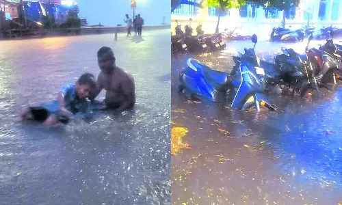 வெளுத்து வாங்கிய மழை: கடற்கரை சாலையில் தேங்கிய வெள்ளத்தில் குளித்து மகிழ்ந்த சுற்றுலா பயணிகள்