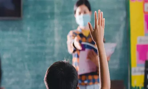 பள்ளியில் தனது சார்பாக வகுப்பு எடுக்க ரூ.6 ஆயிரம் ஊதியத்துக்கு பெண்ணை நியமித்த ஆசிரியர்- கல்வித்துறை அதிகாரிகள் அதிர்ச்சி