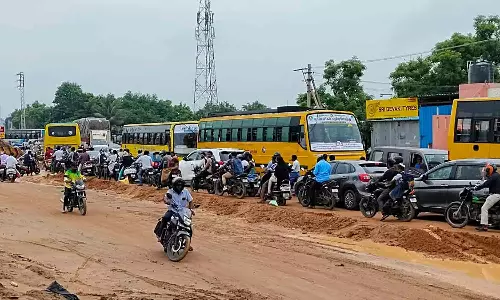 வாகனங்கள் பழுதாகி சாலையில் நின்றதால் போக்குவரத்து பாதிப்பு