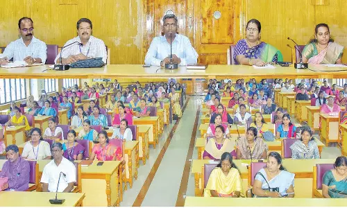 கலைஞர் மகளிர் உரிமை திட்டத்தின் கீழ் தகுதியான பயனாளிகள் விடுபடக்கூடாது - கலெக்டர் ஸ்ரீதர் அறிவுறுத்தல்