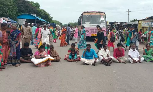 திருவண்ணாமலை அரசு ஆஸ்பத்திரியில் பிரசவத்தில் கர்ப்பிணி பலி- உறவினர்கள் மறியல்