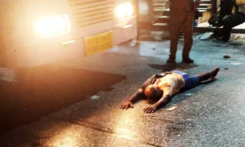 ஆரணியில் டிக்கெட் எடுக்க பணம் இல்லாததால் பஸ் முன்பு படுத்து தொழிலாளி ரகளை