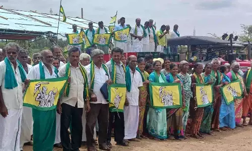 விவசாயிகள், பெண்கள் டிராக்டர்களுடன் காத்திருப்பு போராட்டம்