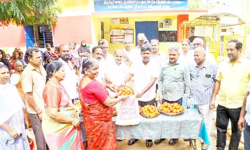 திருப்பூர் ரேஷன் கடைகளில் ரூ.60க்கு தக்காளி விற்பனை- கலெக்டர் தொடங்கி வைத்தார்