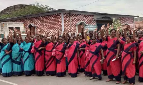 பல்லடத்தில் கருப்பு பேட்ஜ் அணிந்து அங்கன்வாடி ஊழியர்கள் ஆர்ப்பாட்டம்